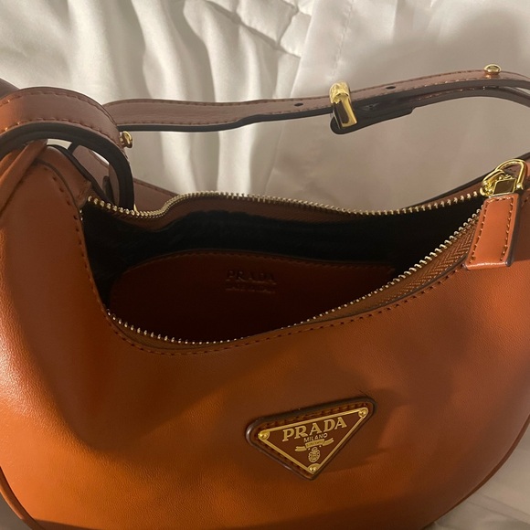 Prada Arqué small Brown Cognac leather shoulder bag. - Picture 5 of 7
